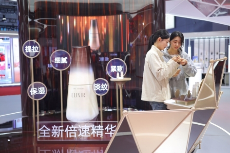 图片包含 室内, 人, 桌子, 男人
描述已自动生成