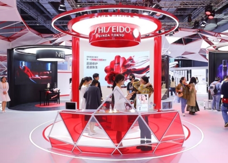 图片包含 桌子, 人, 建筑, 食物

描述已自动生成