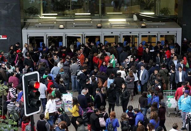 Masiva evacuación de mall Costanera Center | Emol Fotos