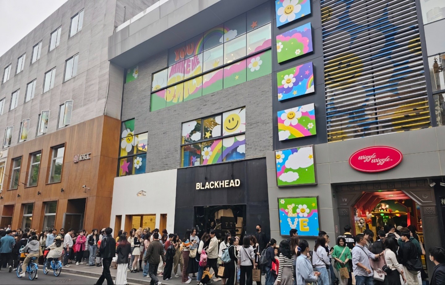 wiggle wiggle 旗舰店开业当天粉丝排起长队