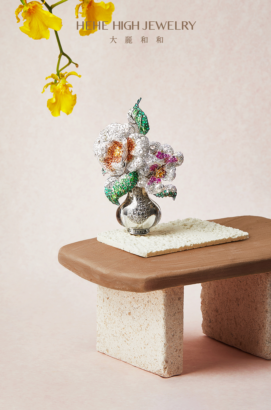 4「玉茗清和」彩色蓝宝石配水晶胸针.jpg 4「玉茗清和」彩色蓝宝石配水晶胸针.jpg