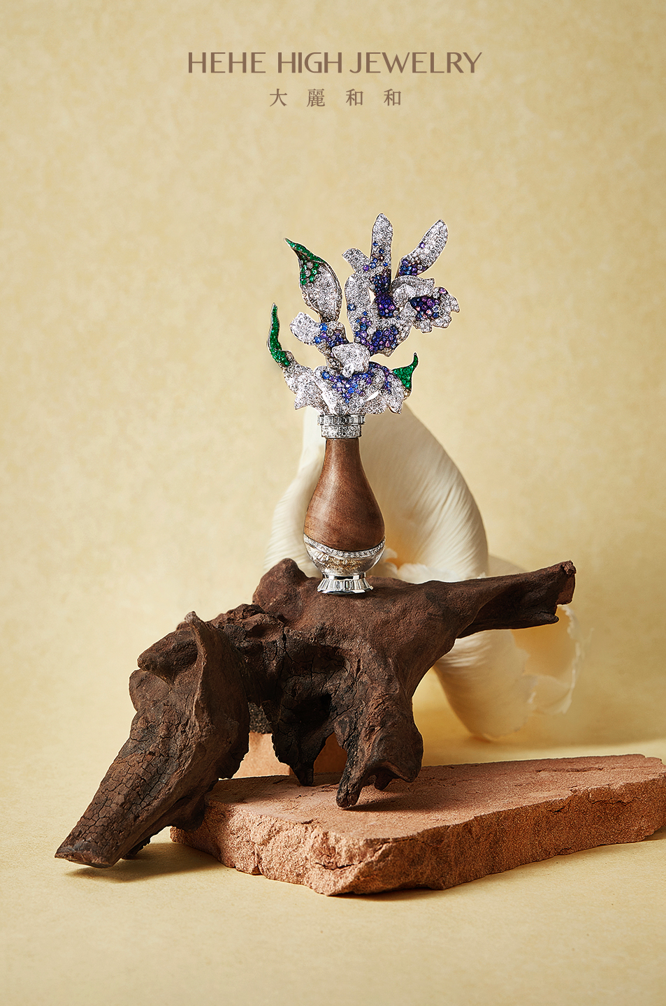 6「吉檀先春」老山檀配彩色蓝宝石胸针.jpg 6「吉檀先春」老山檀配彩色蓝宝石胸针.jpg